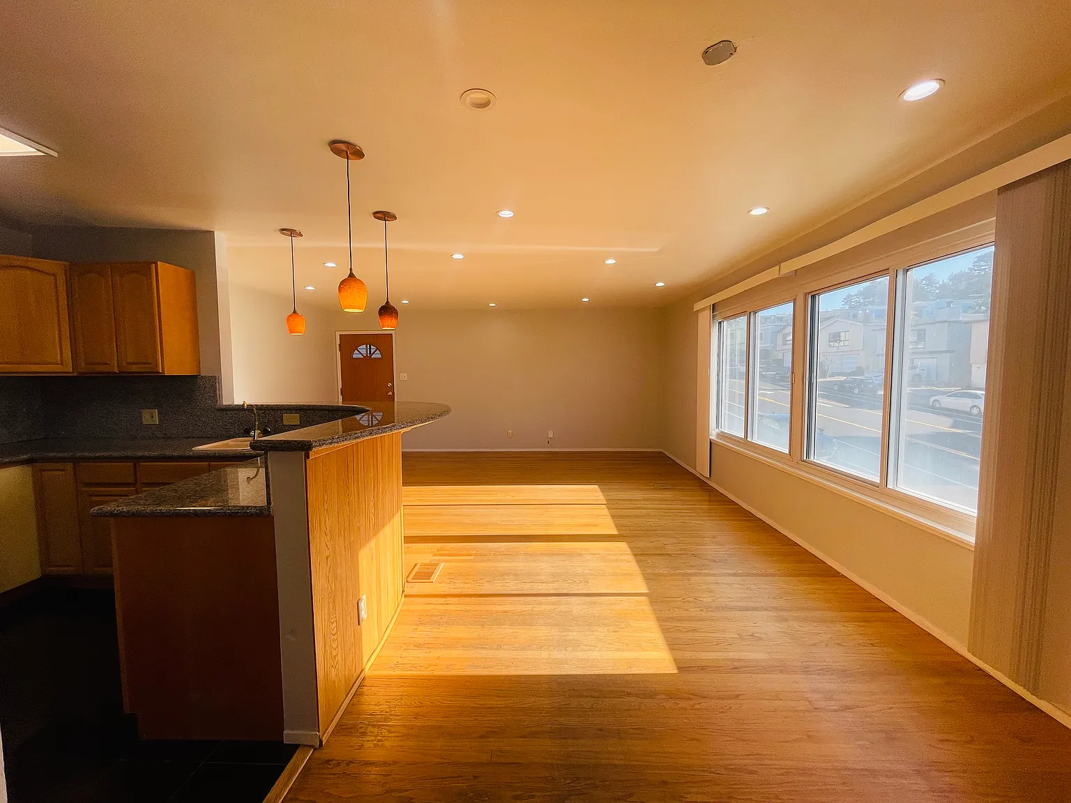 3 bed, 1410 sqft, $5,495 — Photo 3