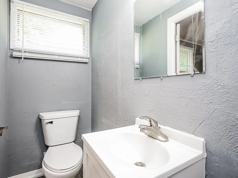 1893455_027_bathroom_12877776.jpg