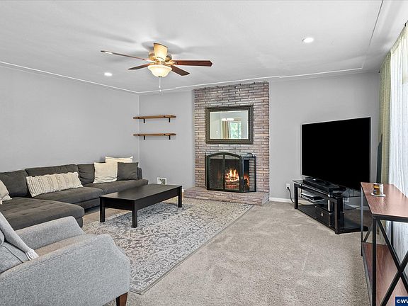 5th image of 678 Menlo Dr N