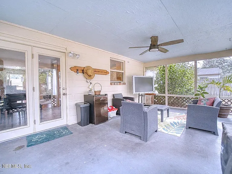 3048 Mangrove Ave — Photo 10