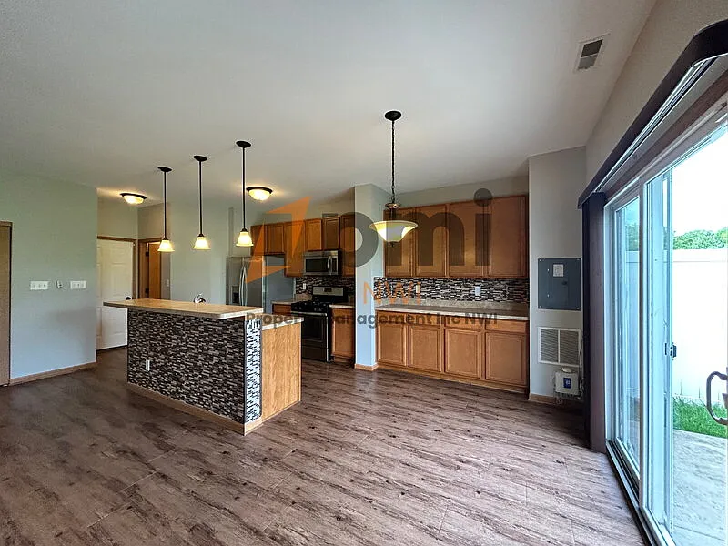 3 bed, 2.5 bath, 1596 sqft, $2,500 — Photo 4