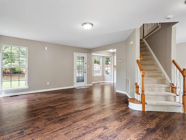 209 Trailview Dr — Photo 2