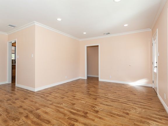 4th image of 8107 Vantage Ave