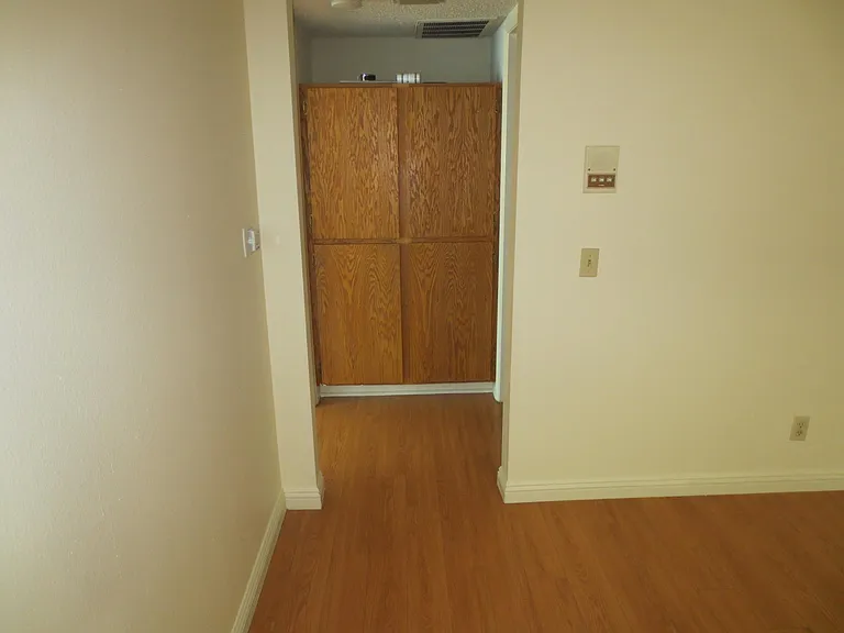 10611 Moorpark St — Photo 11