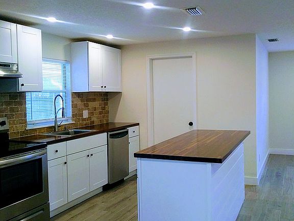 4th image of 210 Blairmore Blvd