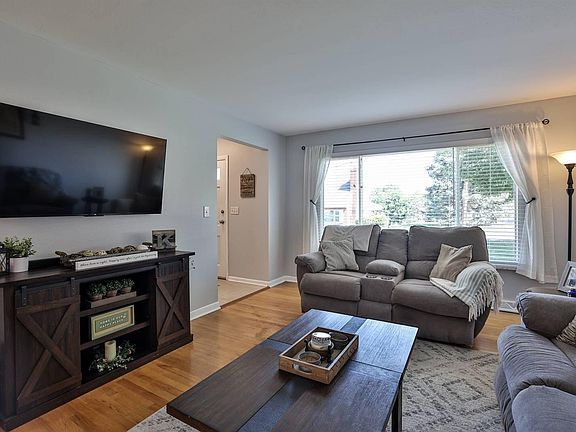 4th image of 93 Mayo Cir