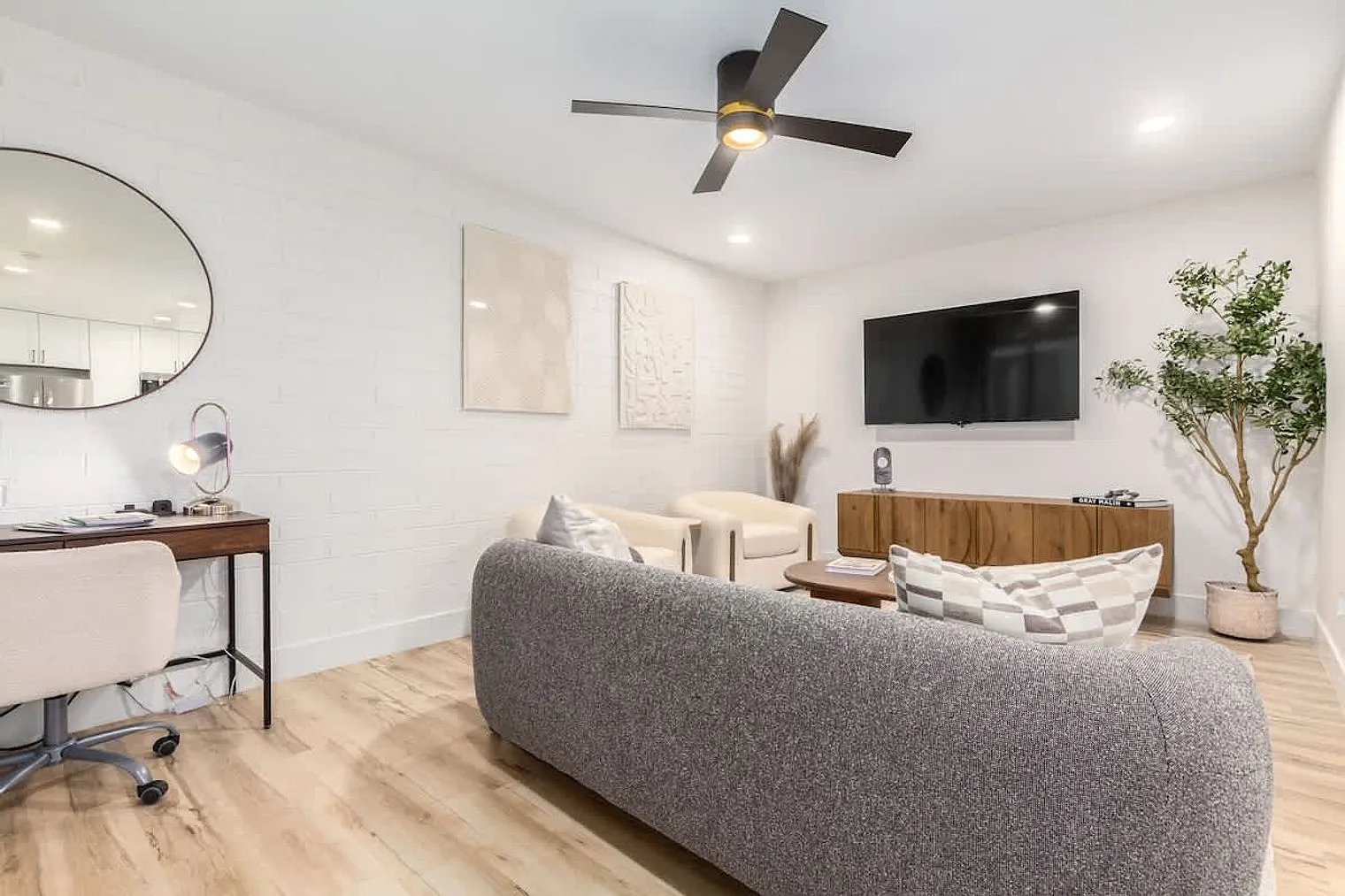 2 bed, 1.0 bath, 796 sqft, $2,424 — Photo 2