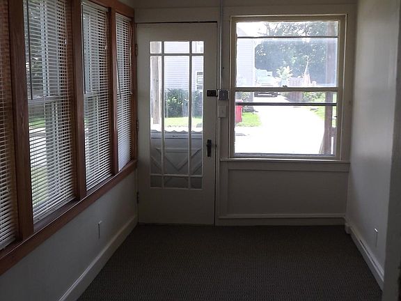 3 season porch & entry