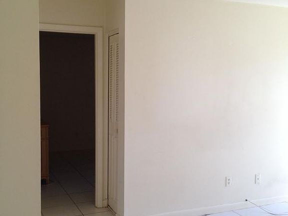3rd image of 926 18th St APT 4