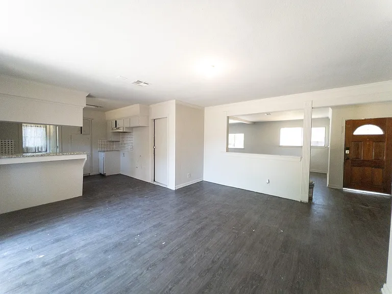 814 Eastlake St — Photo 10