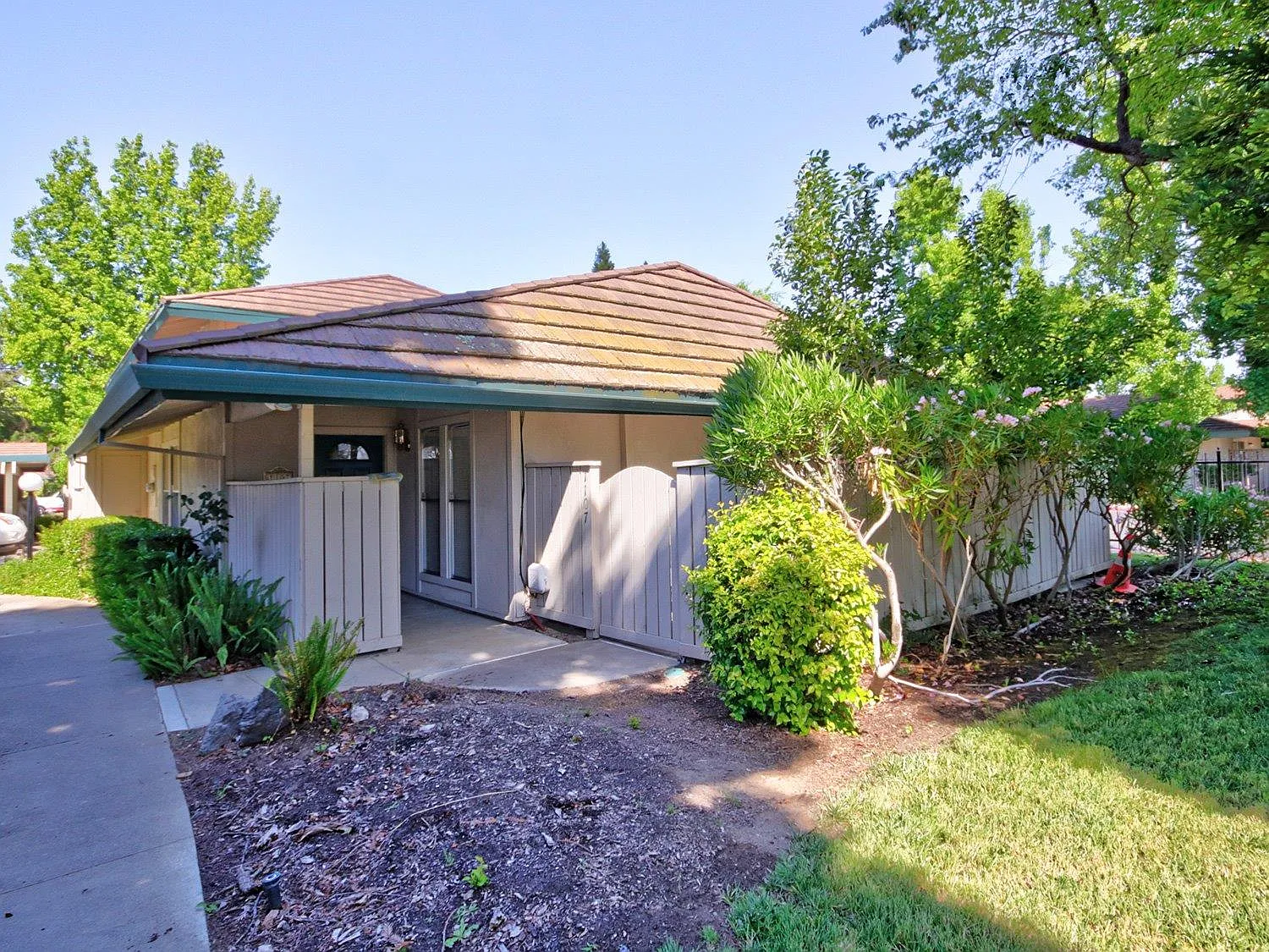 1107 Roundtree Ct photo 1