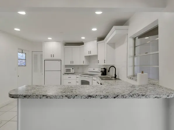 7 Greenway Village N #202, Royal Palm Beach, FL 33411