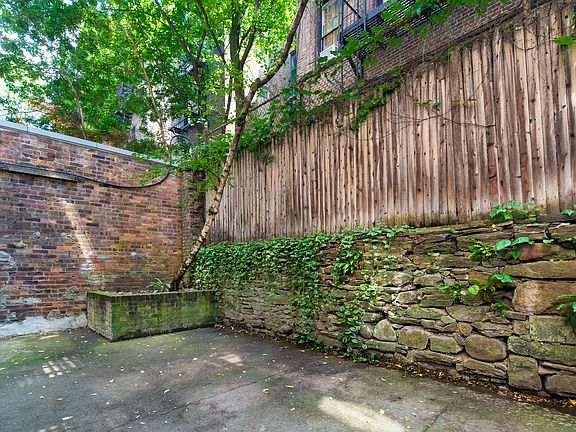 2nd image of 250 W 16th St