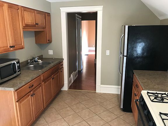 3rd image of 643 Fulton St E #3