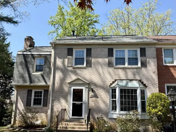 1846 Golf View Ct, Reston, VA 20190