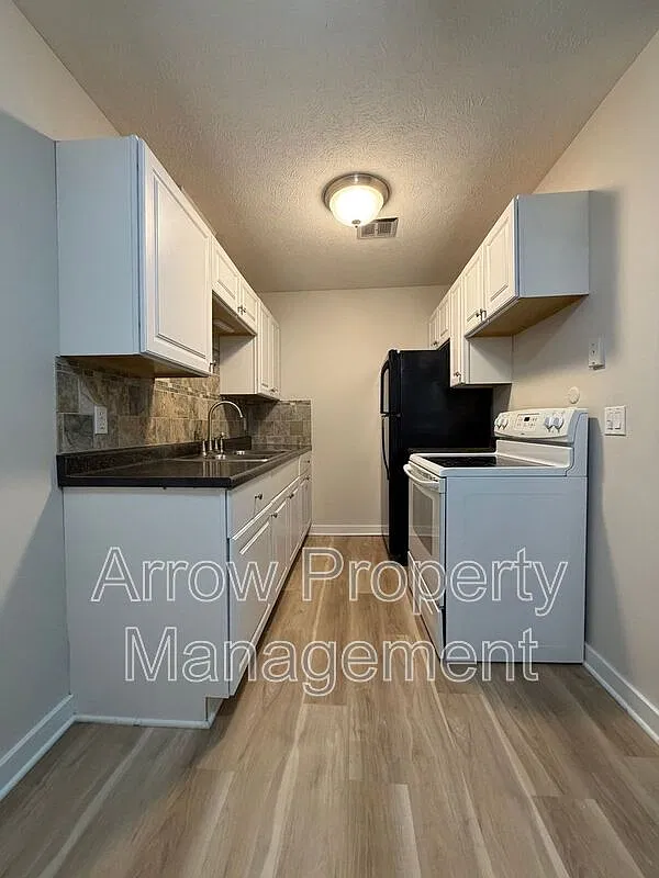 2 bed, 1.0 bath, 732 sqft, $915 — Photo 1