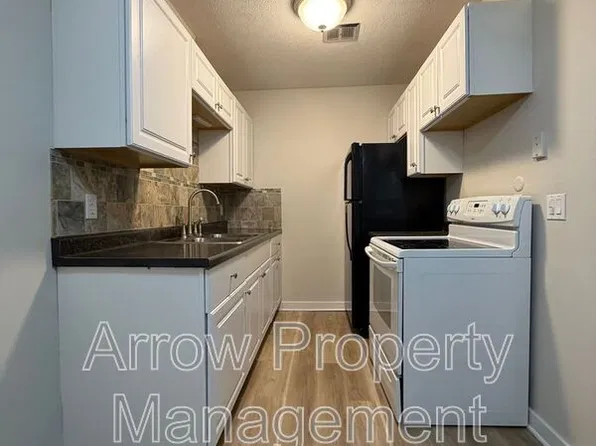 3840 S 46th St #9, Lincoln, NE 68506