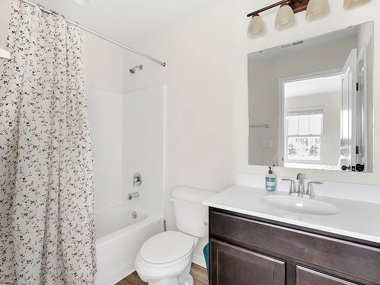 Second bedroom's ensuite bath.