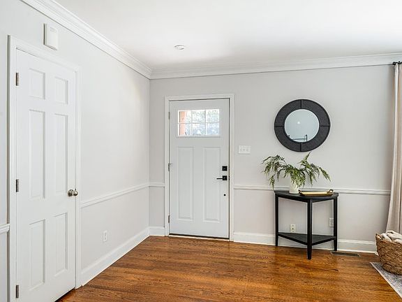 3rd image of 1008 Grand View Cir