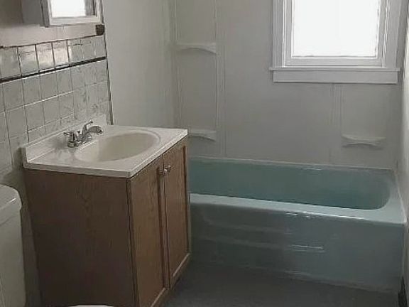 5th image of 246 Carl St
