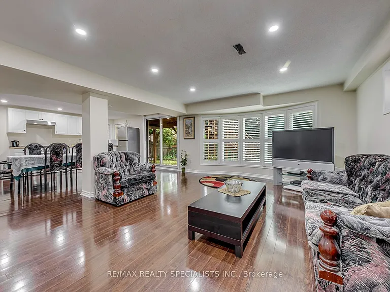 5486 Landsborough Ave — Photo 6