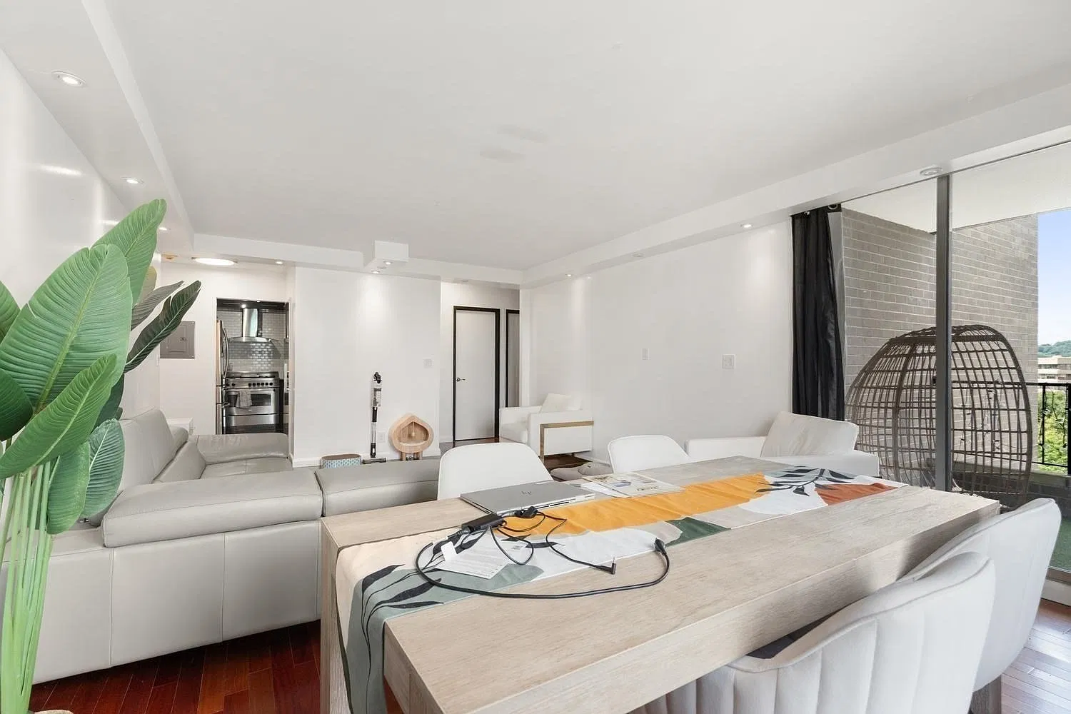 2 bed, 2.0 bath, 1050 sqft, $4,500 — Photo 1