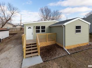 908 6th St, Colona, IL 61241