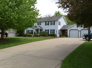 3635 Greenbriar Dr, Zanesville, OH 43701