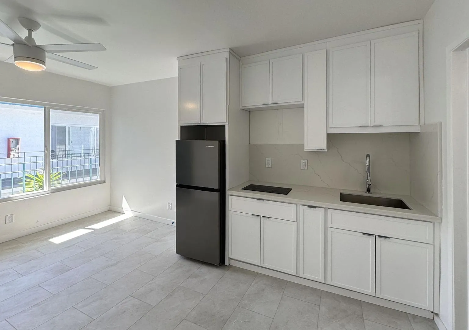 Fantastic Venice Beach Neighborhood | Upper Studio — Photo 1