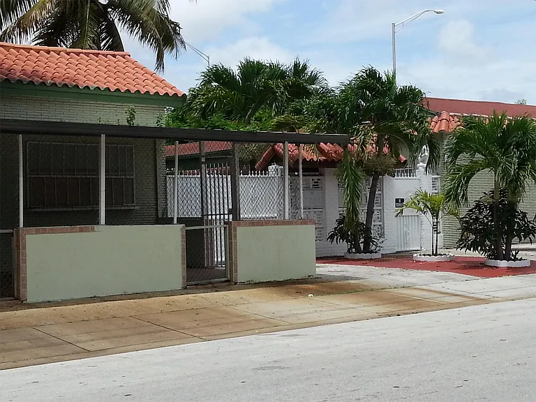 645 NW 32nd St #7 — Photo 23