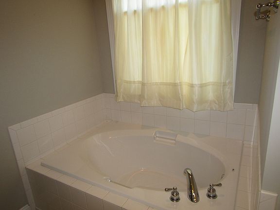 5th image of 4105 Peppervine Trl