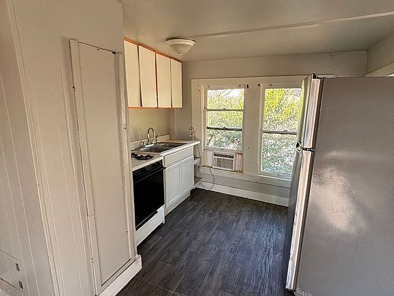 4th image of 820 College St