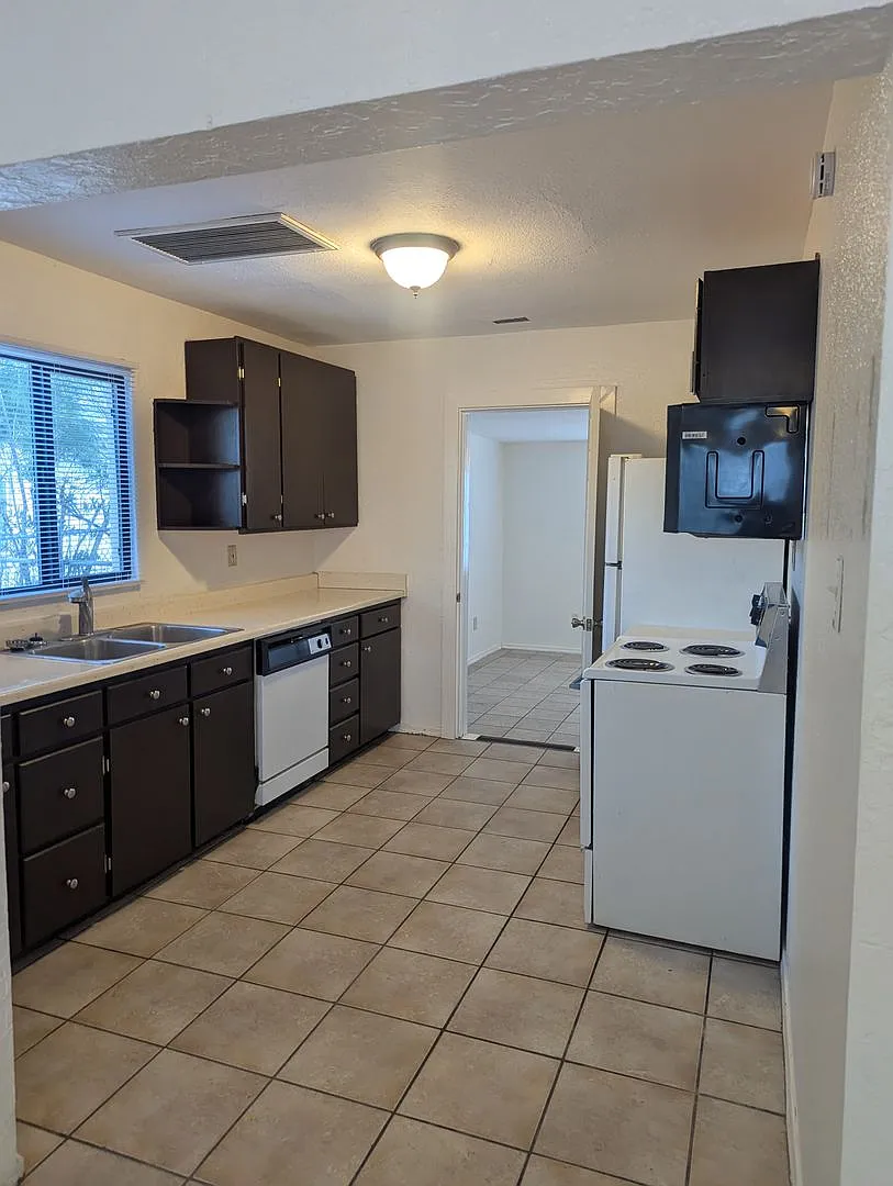 Cute 2 bedroom townhouse — Photo 3