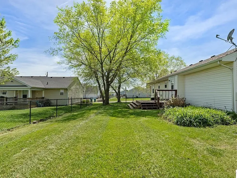 1302 Williamsburg Dr — Photo 3