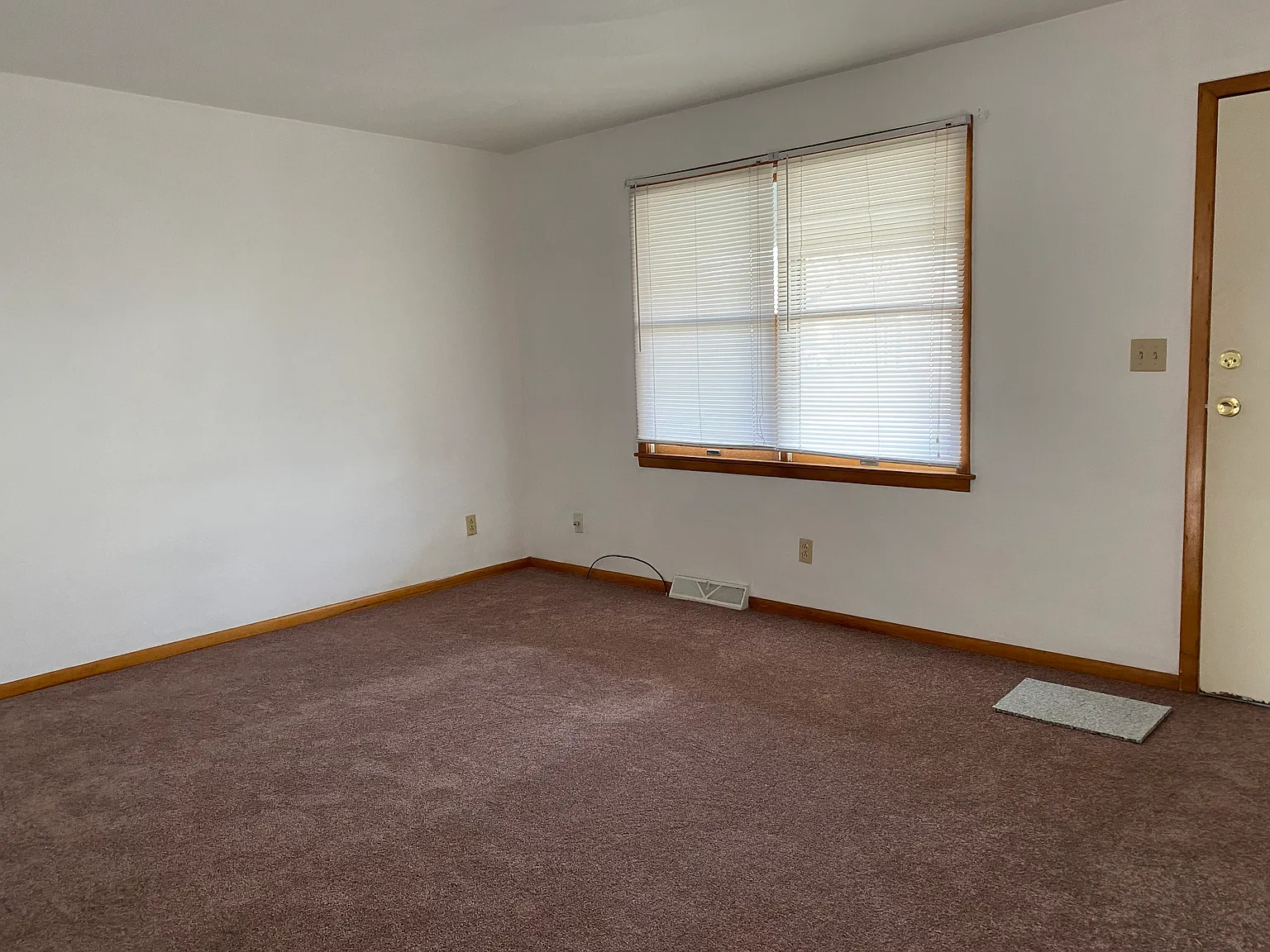 2 bedrooms 1.5 bath Triplex w/updates — Photo 2