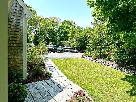 3rd image of 368 Boxberry Hill Rd