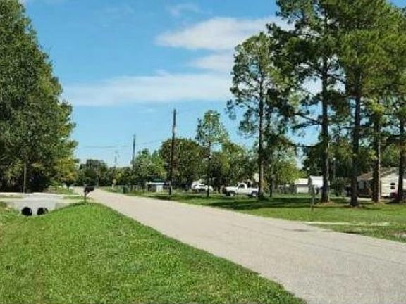 Exterior Neighborhood (street photo)