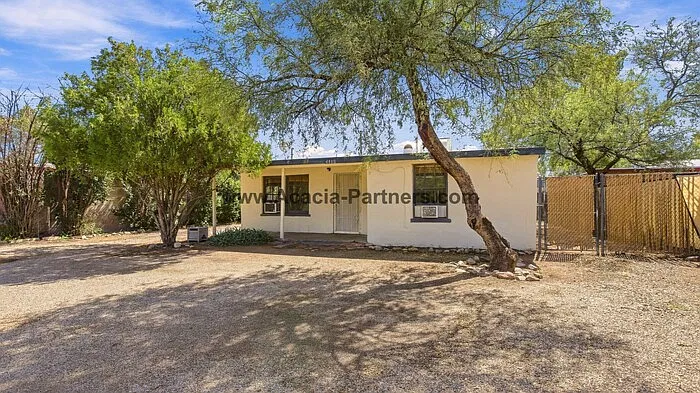 2 bed, 1.0 bath, 918 sqft, $1,195 — Photo 1