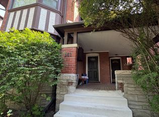 141 Admiral Rd #301, Toronto, ON M5R 2L7