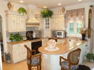 2 Hetzel Dr, Mahwah, NJ 07430