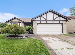 25517 Rose St, Chesterfield, MI