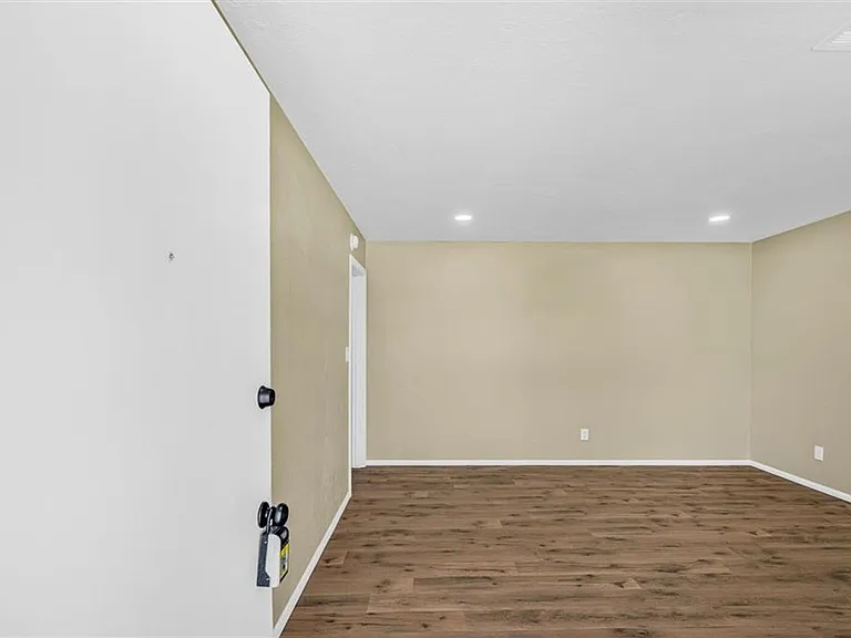 703 SE Sullivan Dr — Photo 2