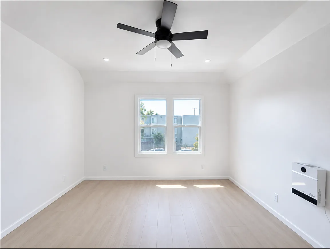 3 bed, 980 sqft, $2,995 — Photo 3