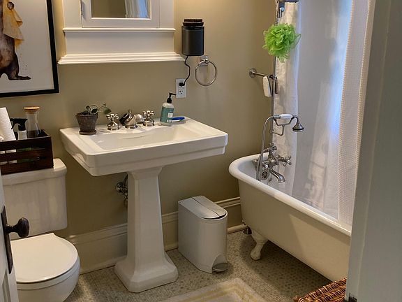Upstairs full bathroom