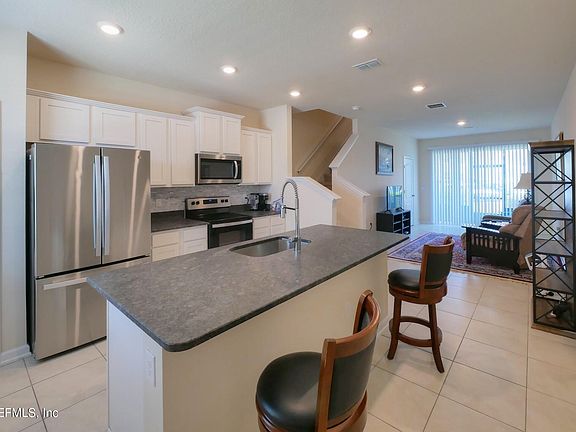 2nd image of 648 YELLOW OAKS Lane