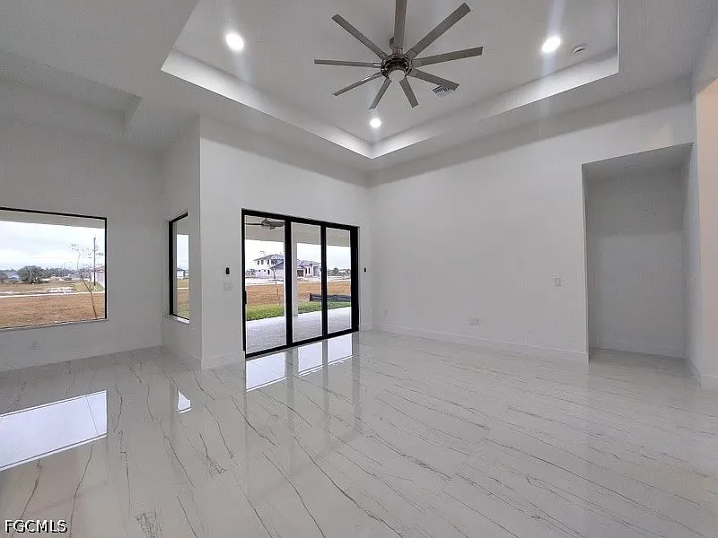 3 bed, 2.0 bath, 1824 sqft, $2,200 — Photo 2