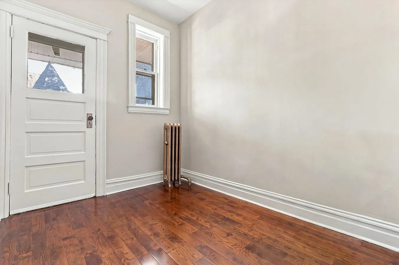3 bed, 1.0 bath, 1200 sqft, $2,300 — Photo 4