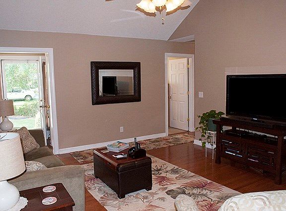 4th image of 313 Green Dr