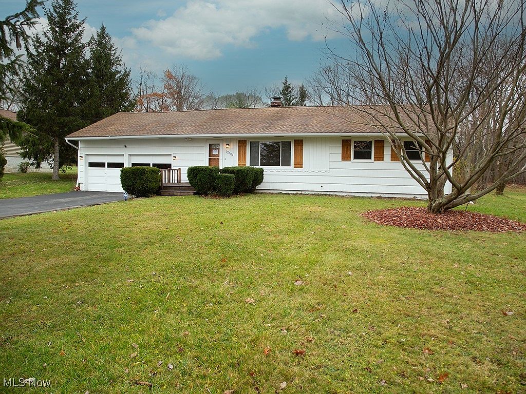 house リスト ① 12601 Hovey Dr, Chesterland, OH 44026 | Zillow