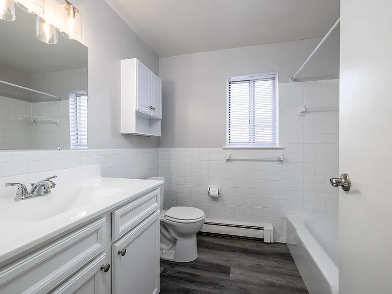 Oakwood Manor Apartments — Photo 7